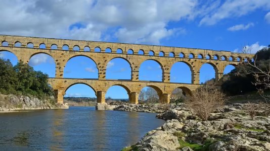 Pont du Gard aqueduct.jpg
