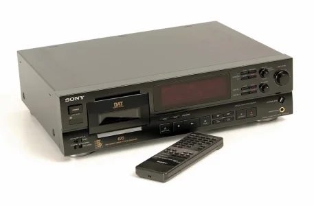 Sony_DTC-670-1991.webp